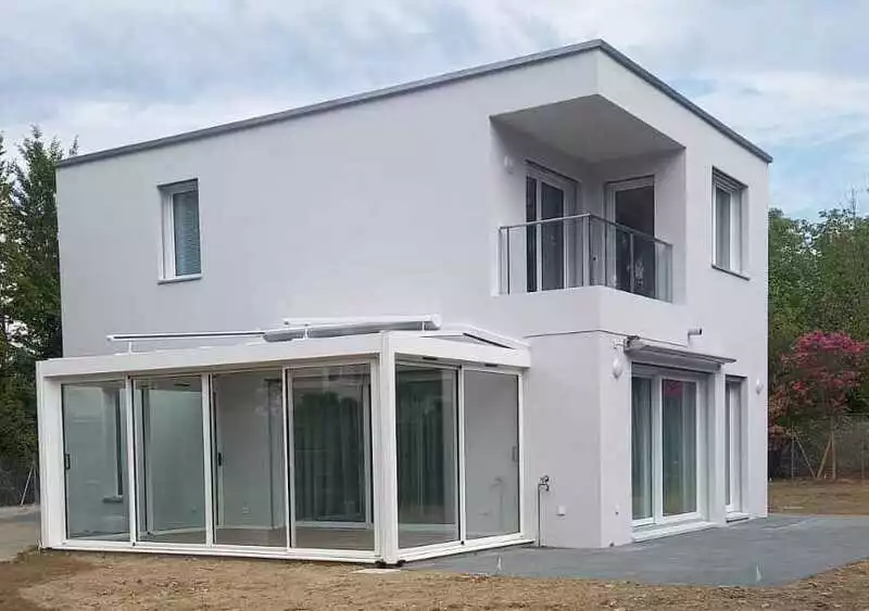 maison contemporaine avec veranda blanche attenante